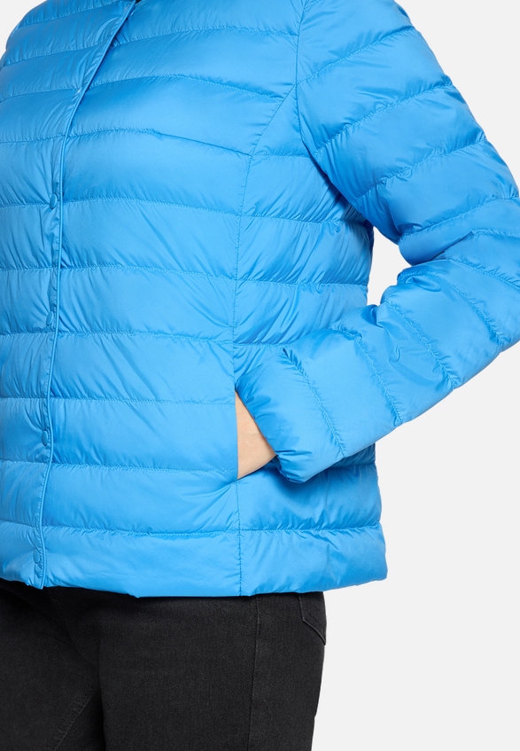 Daunen-Steppjacke mit Rundhalsausschnitt / Detailbild