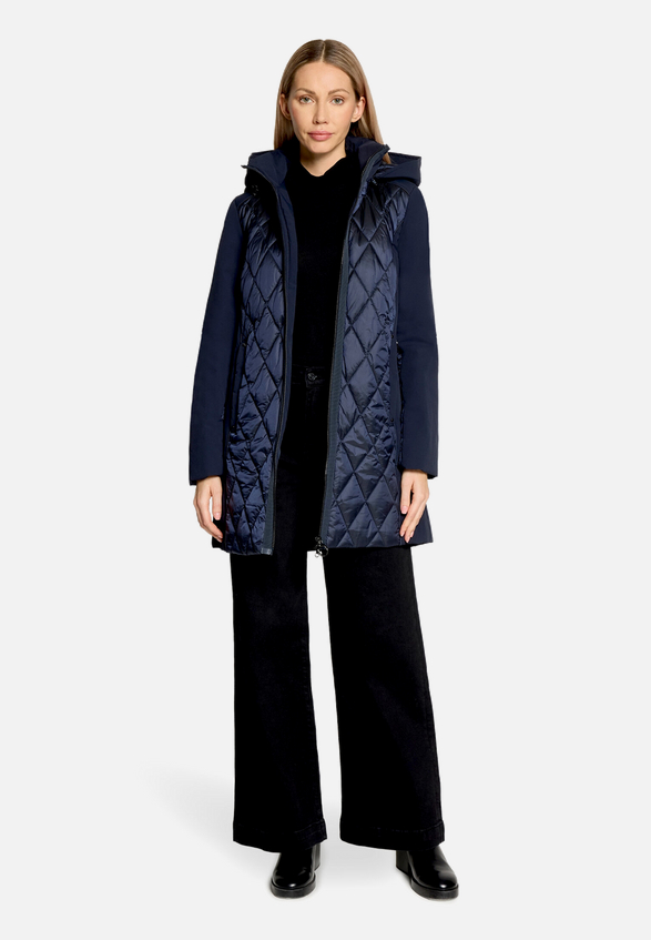 Outdoorjacke mit abnehmbarer Kapuze / Modellfoto Vorderseite (Outfit)