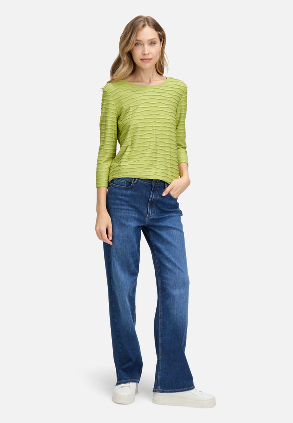 Basic Shirt mit Wellenstruktur / Modellfoto Vorderseite (Outfit)