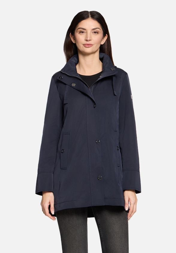 Sommerjacke mit Kapuze / Modellfoto Vorderseite