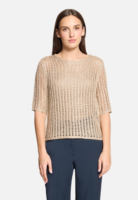 Strickpullover mit Lochmuster / Modellfoto Vorderseite