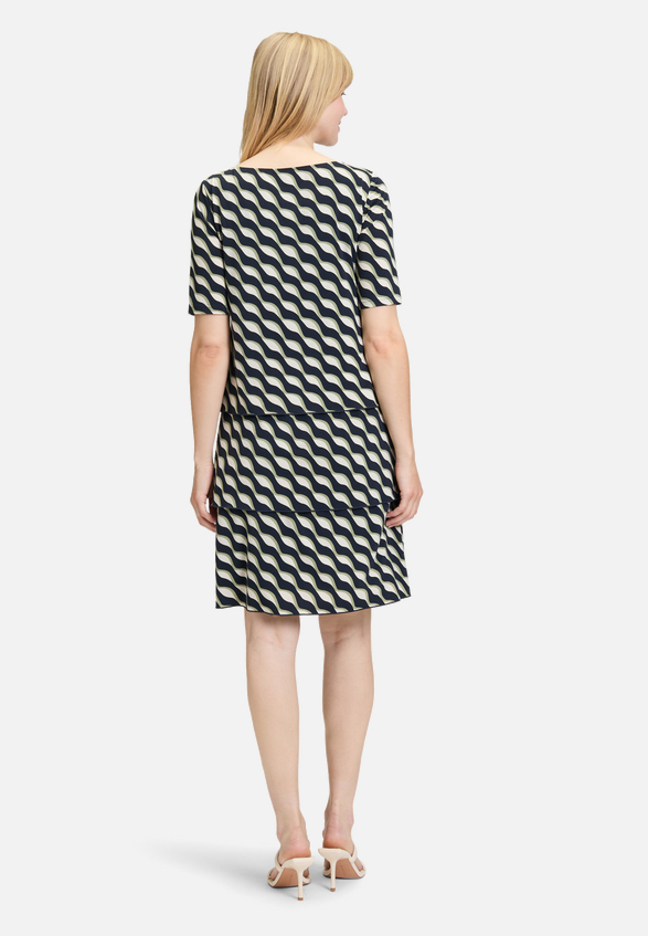 Stufenkleid kurzarm / Modellfoto Rückseite