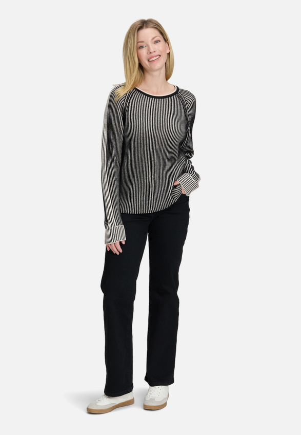 Grobstrick-Pullover mit Rippenstruktur / Modellfoto Vorderseite (Outfit)