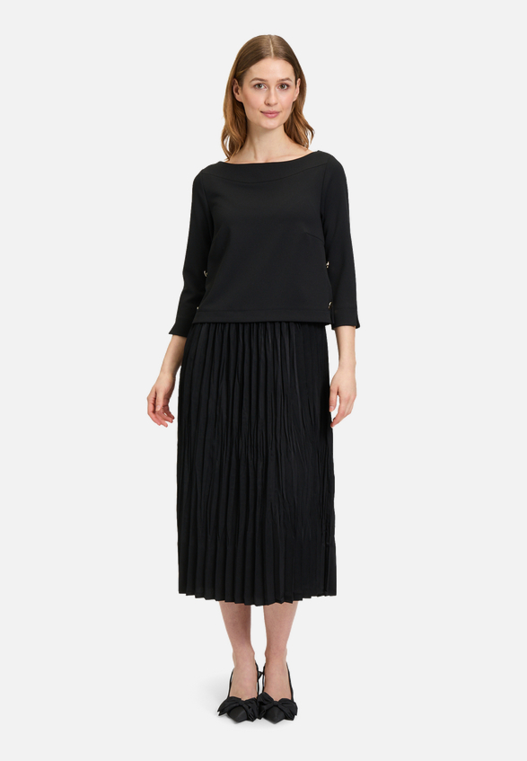 Jerseykleid mit Plissee / Modellfoto Vorderseite