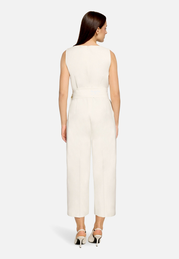Eleganter Jumpsuit mit Eingrifftaschen / Modellfoto Rückseite