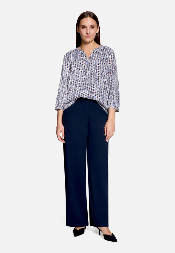 Schlupfbluse 3/4 Arm mit grafischem Muster / Modellfoto Vorderseite (Outfit)