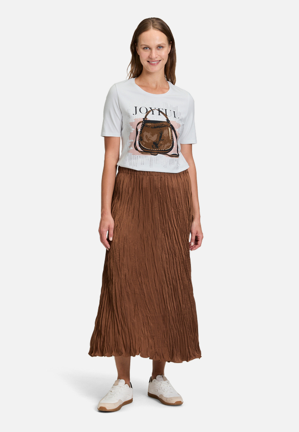 Basic Shirt mit Aufdruck / Modellfoto Vorderseite (Outfit)