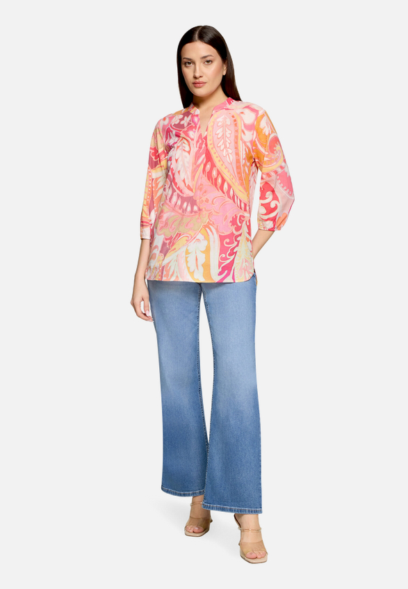 Wideleg Jeans mit Used Waschung  / Modellfoto Vorderseite (Outfit)