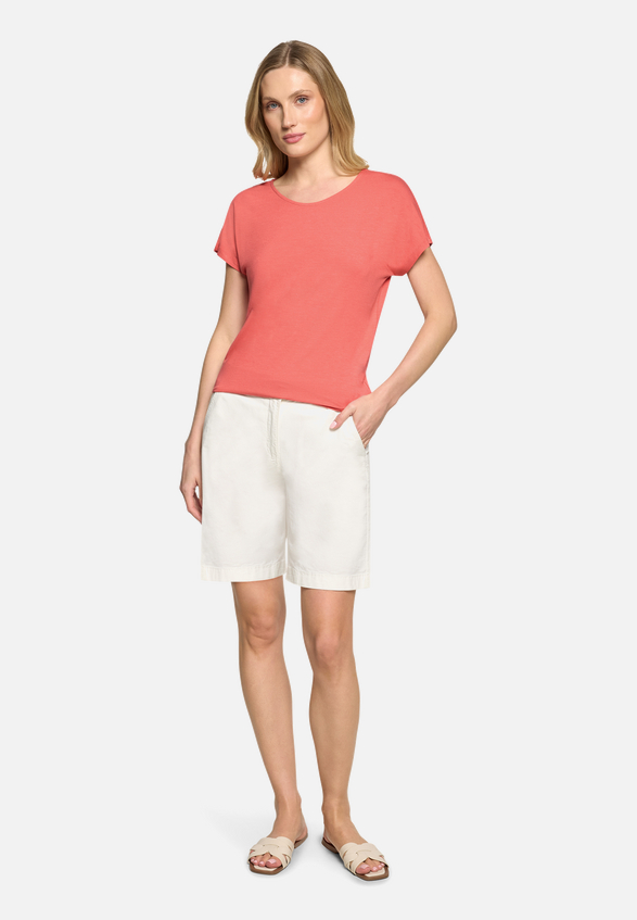 Casual-Shirt mit V-Ausschnitt / Modellfoto Vorderseite (Outfit)