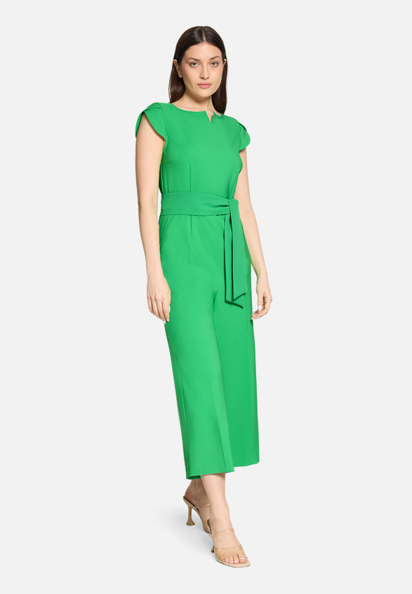 Eleganter Jumpsuit mit Bindegürtel / Modellfoto Vorderseite (Outfit)