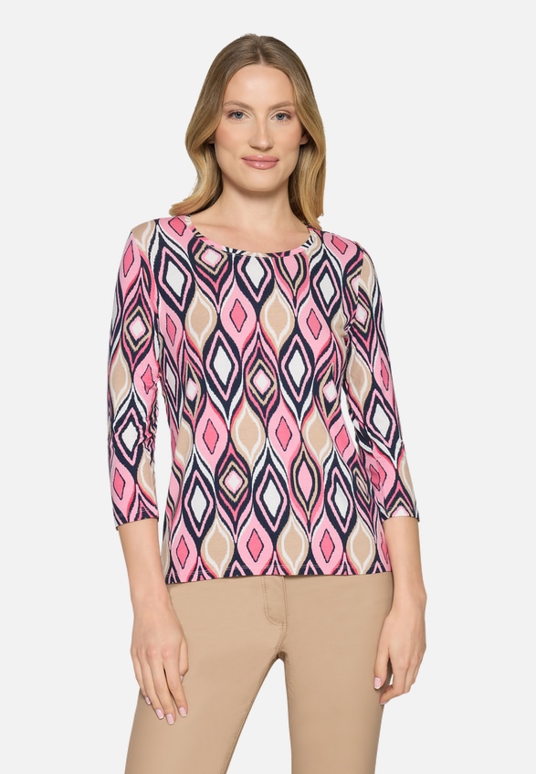 Basic Shirt mit Print / Modellfoto Vorderseite