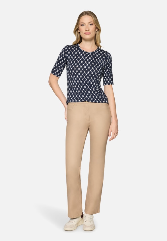 Basic Shirt mit Rippbündchen / Modellfoto Vorderseite (Outfit)