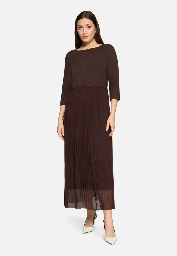 Plisseekleid mit 3/4 Arm / Modellfoto Vorderseite
