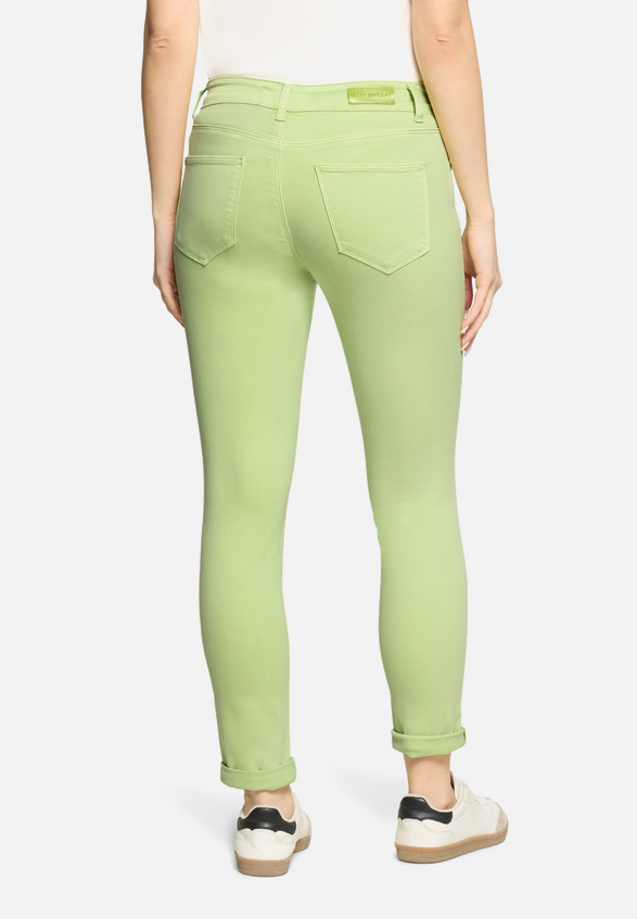 Slim Fit Jeans  mit Stretch-Anteil Style Sunny Short  / Modellfoto Rückseite