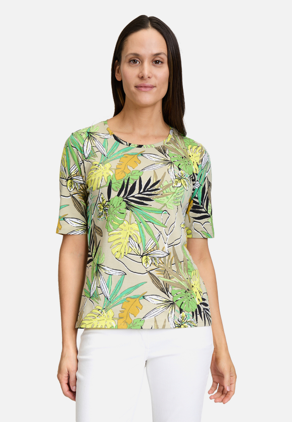 Basic Shirt mit Blumenprint / Modellfoto Vorderseite