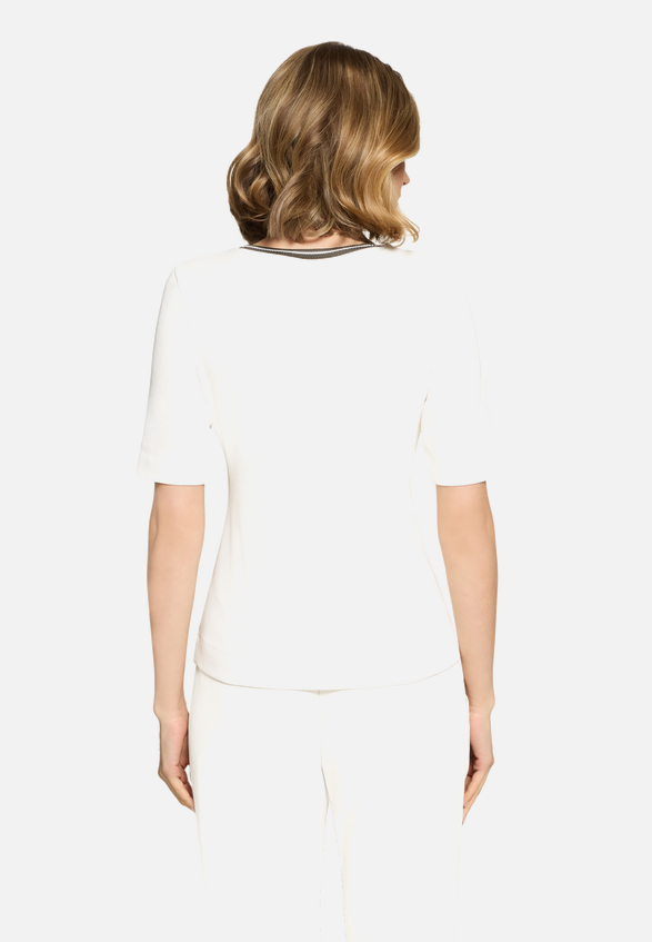Basic Shirt mit Rippenstruktur / Modellfoto Rückseite