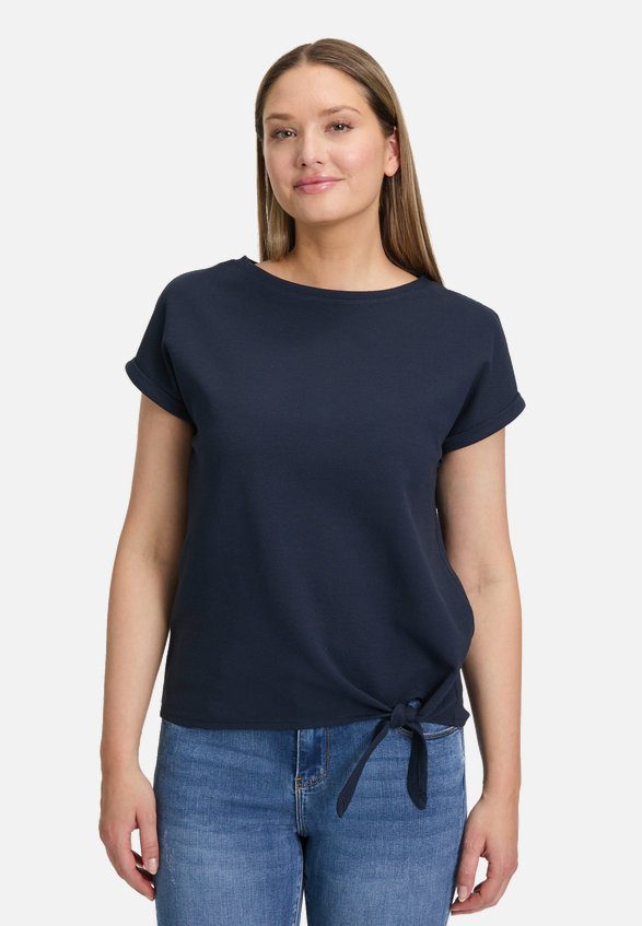 Halbarm-Shirt mit Schleifenknoten / Modellfoto Vorderseite