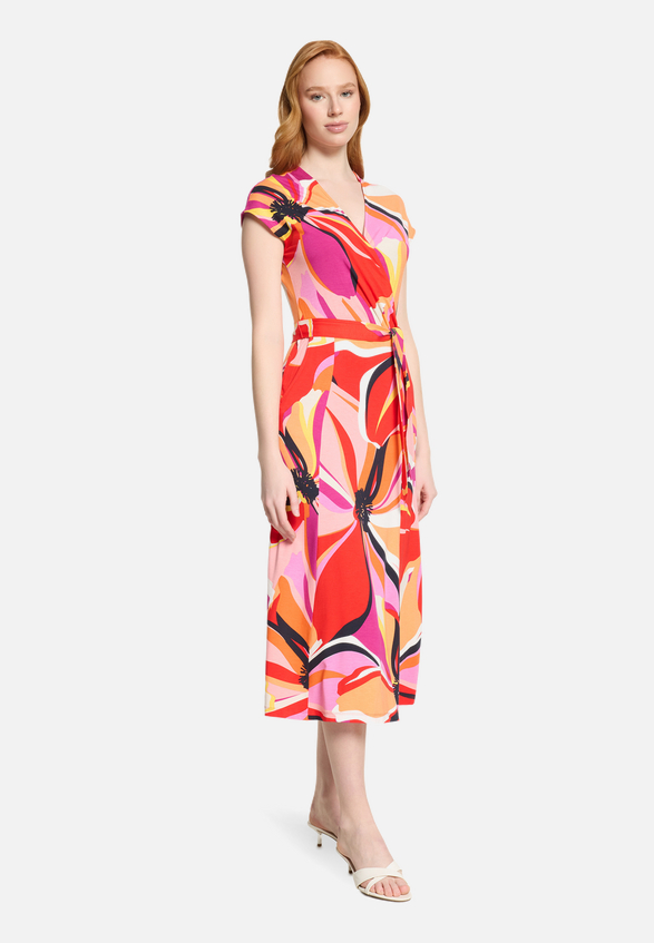 Jerseykleid mit Blumenprint / Modellfoto Vorderseite (Outfit)