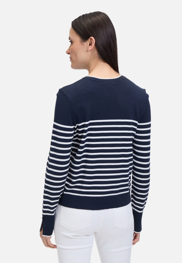 Basic-Strickjacke mit Streifen / Modellfoto Rückseite