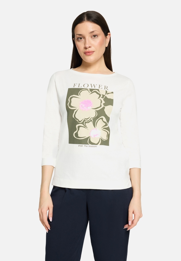Basic Shirt mit Aufdruck / Modellfoto Vorderseite