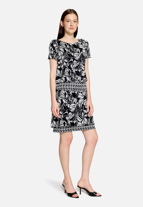 Stufenkleid mit U-Boot-Ausschnitt / Modellfoto Vorderseite (Outfit)