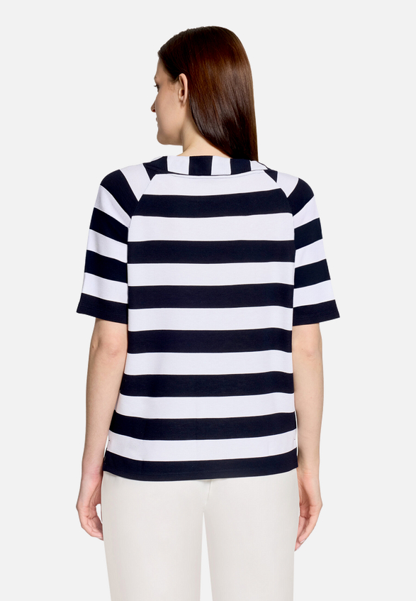 Sweatshirt mit Rippenstruktur / Modellfoto Rückseite