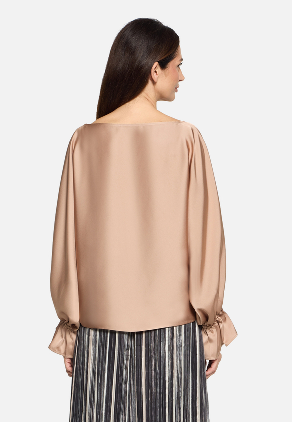 Satin-Bluse mit U-Boot-Ausschnitt / Modellfoto Rückseite
