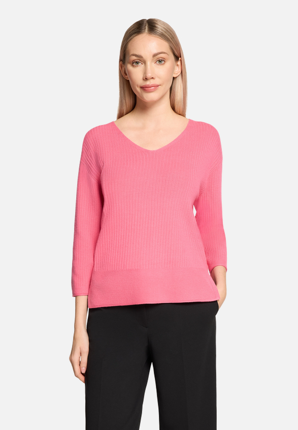 Feinstrickpullover mit V-Ausschnitt / Modellfoto Vorderseite