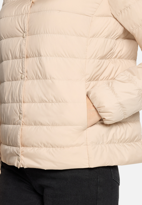 Daunen-Steppjacke mit Rundhalsausschnitt / Detailbild