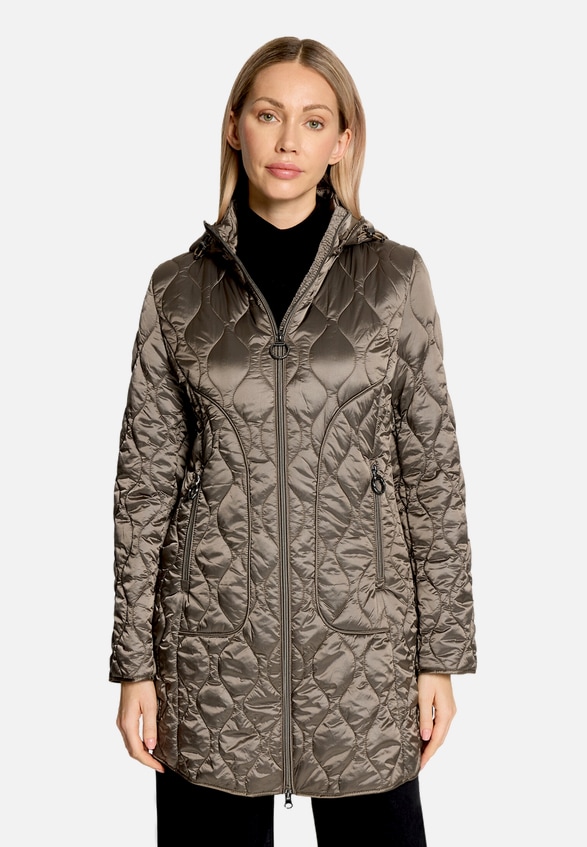 Outdoorjacke mit abnehmbarer Kapuze / Modellfoto Vorderseite