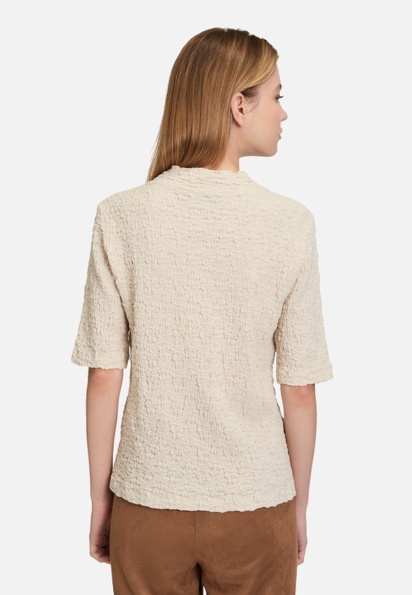 Strukturshirt mit Stehkragen / Modellfoto Rückseite