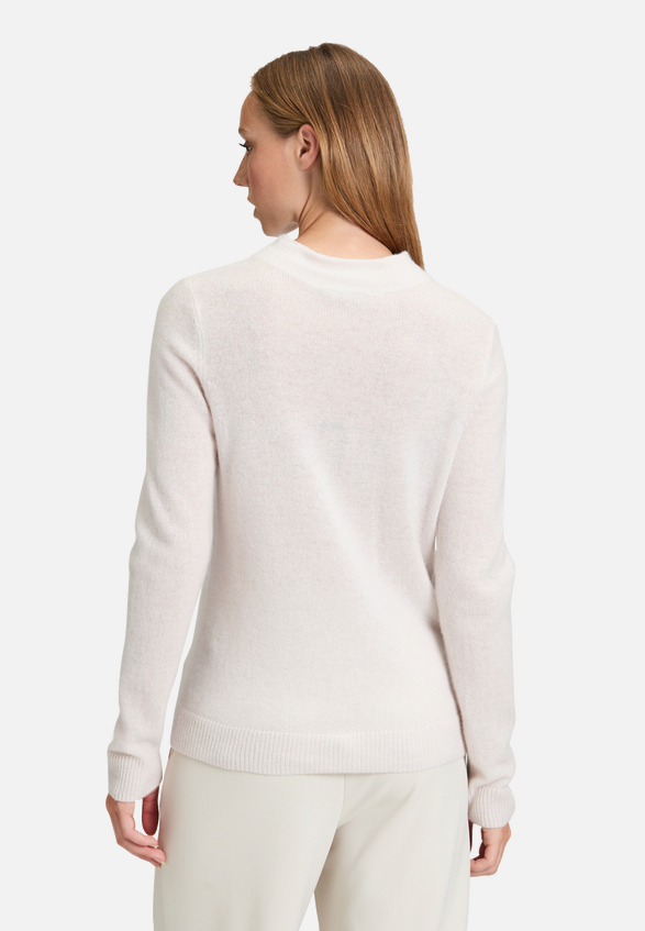 Kaschmir-Pullover mit Stehkragen / Modellfoto Rückseite