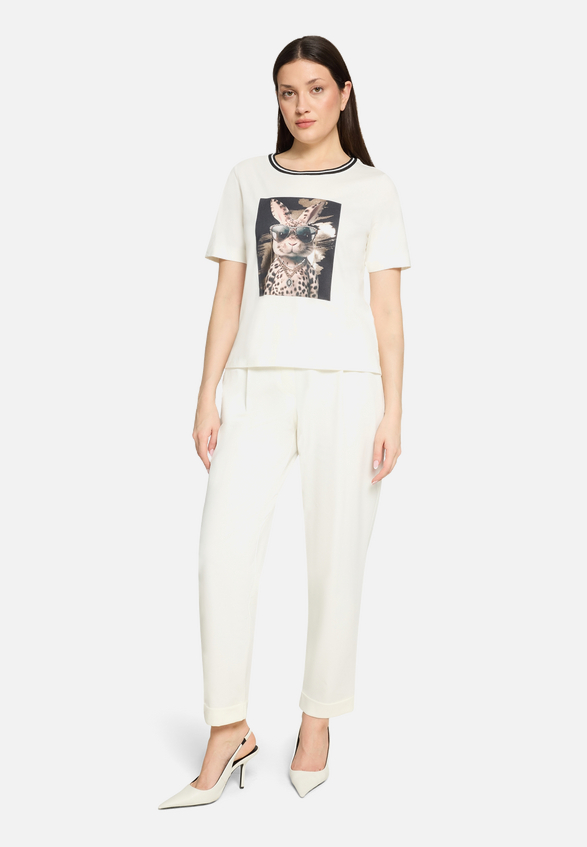 Basic Shirt mit Aufdruck / Modellfoto Vorderseite (Outfit)