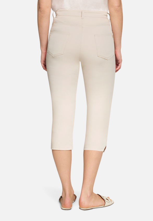 Sommerhose Slim Fit / Modellfoto Rückseite