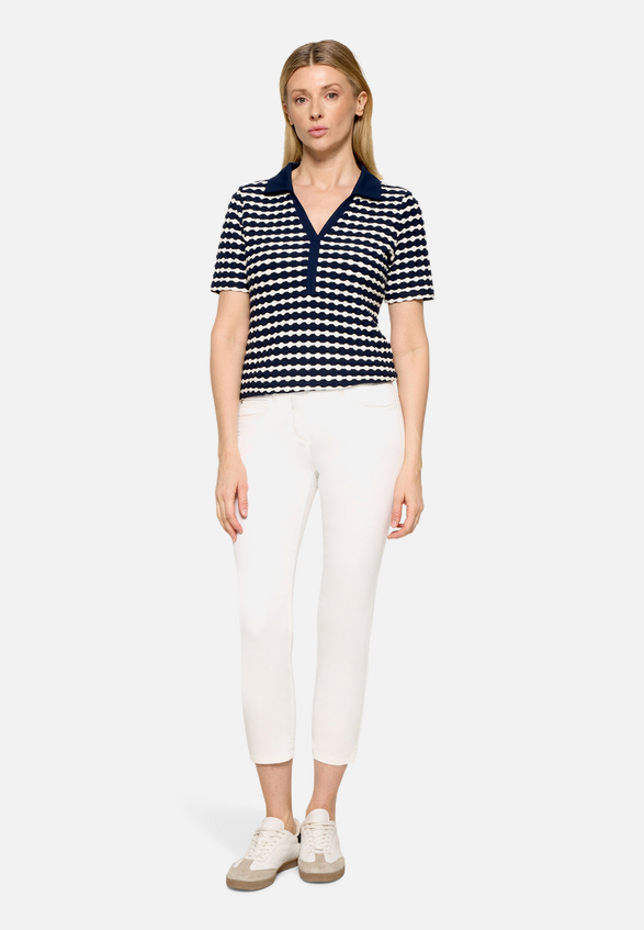 Poloshirt mit Struktur / Modellfoto Vorderseite (Outfit)