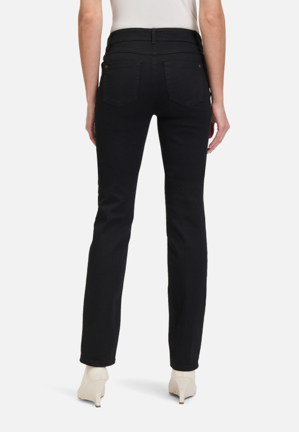 Basic-Jeans mit aufgesetzten Taschen / Modellfoto Rückseite