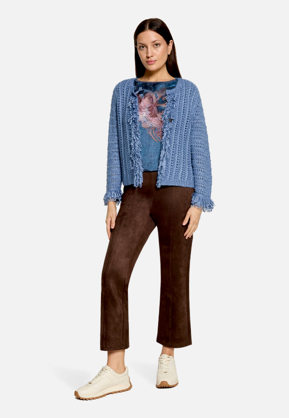 Kunstlederhose aus Velour / Modellfoto Vorderseite (Outfit)