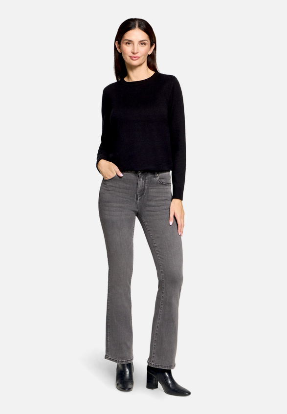 Basic-Strickpullover mit Rundhalsausschnitt / Modellfoto Vorderseite (Outfit)