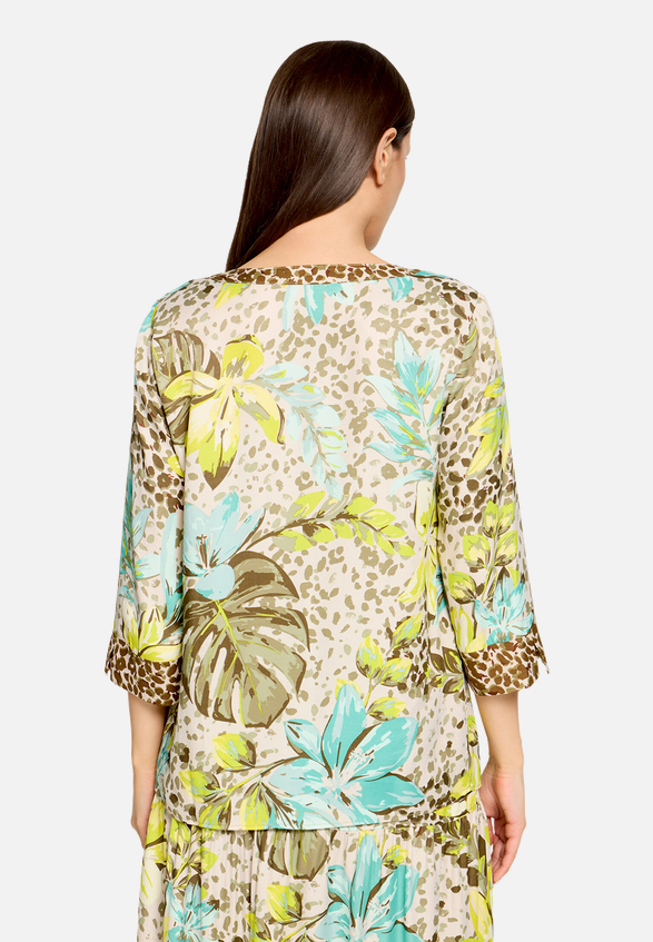 Schlupfbluse mit Blumenprint / Modellfoto Rückseite
