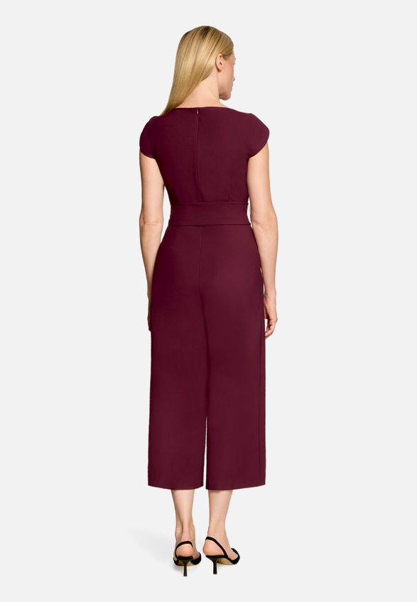 Eleganter Jumpsuit mit Bindegürtel / Modellfoto Rückseite