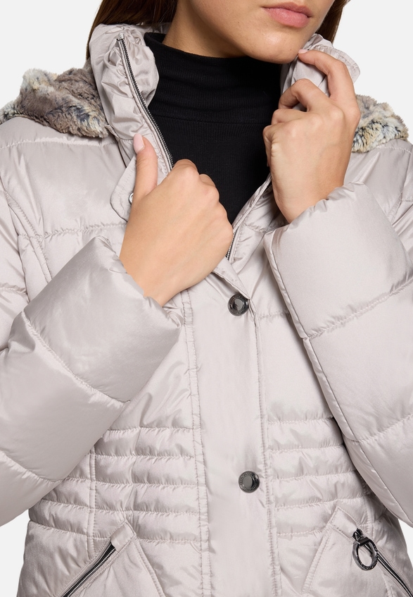 Outdoorjacke mit abnehmbarer Kapuze / Detailbild