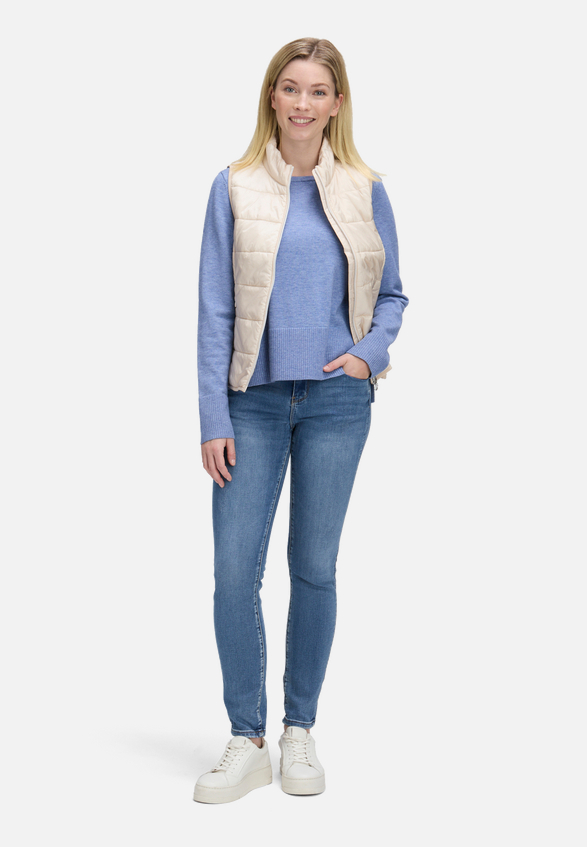 Steppweste mit Reißverschluss / Modellfoto Vorderseite (Outfit)
