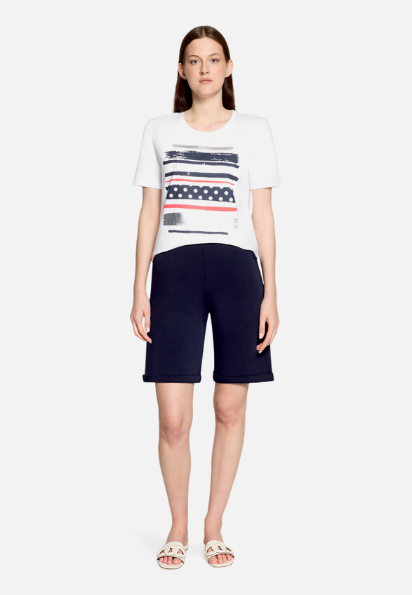 Basic Shirt mit Aufdruck / Modellfoto Vorderseite (Outfit)