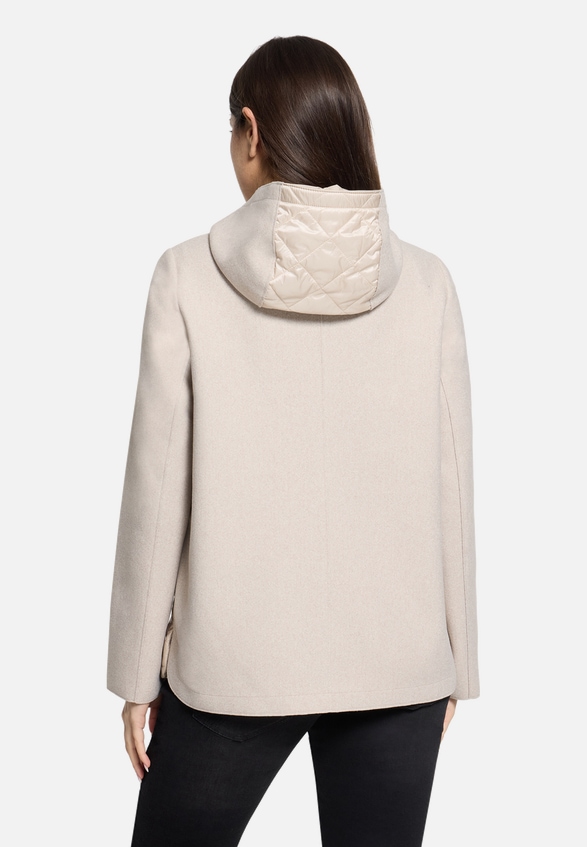 Outdoorjacke mit Kapuze / Modellfoto Rückseite