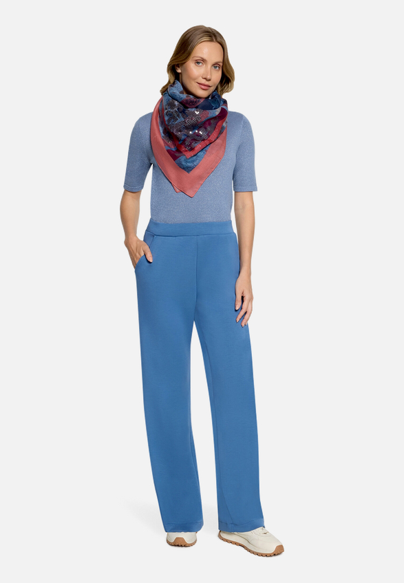 Gemustertes  Tuch  quadratisch  / Modellfoto Vorderseite (Outfit)