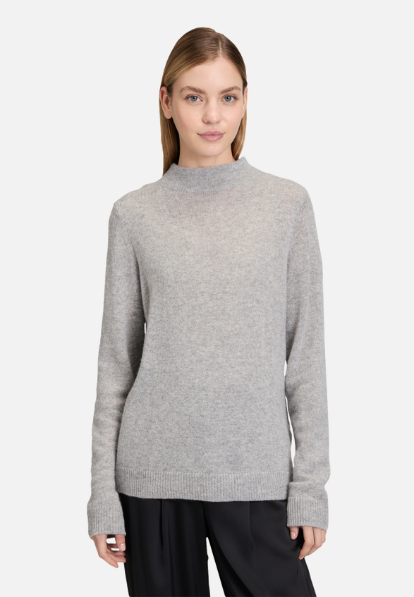 Kaschmir-Pullover mit Stehkragen / Modellfoto Vorderseite