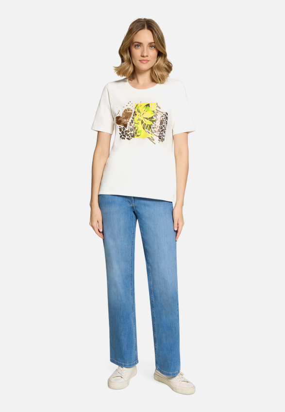Basic Shirt mit Aufdruck / Modellfoto Vorderseite (Outfit)