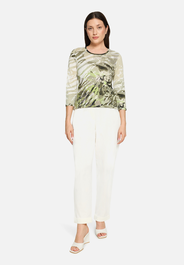 Basic Shirt mit Print / Modellfoto Vorderseite (Outfit)