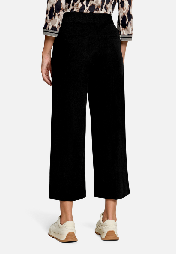 Culotte  mit Bügelfalte und elastischem Bund / Modellfoto Rückseite