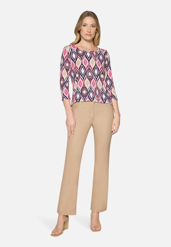 Basic Shirt mit Print / Modellfoto Vorderseite (Outfit)
